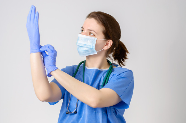 Médico vestindo luvas cirúrgicas azuis
 - Foto, Imagem