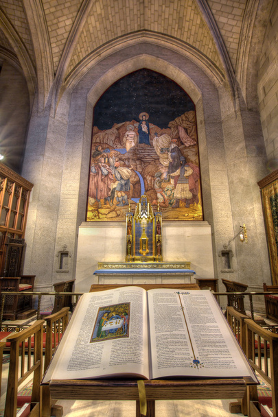 a Biblia és a kereszt, a grace-katedrálisra - Fotó, kép