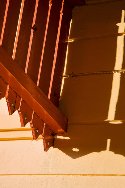 delik ve refleks sarı bir teras için - Fotoğraf, Görsel
