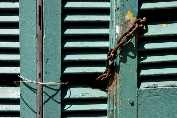 ciego veneciano y una cadena oxidada en la boca
  - Foto, imagen