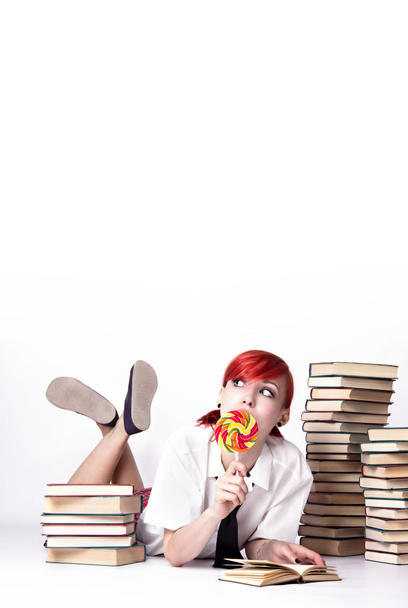 mooi meisje eten een lolly - Foto, afbeelding