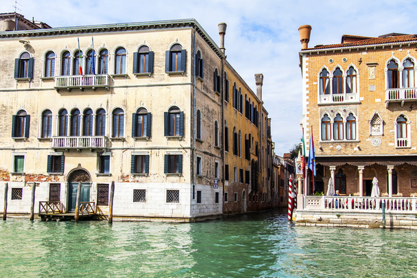 ヴェネツィア, イタリア - 2015 年 4 月 30 日に。典型的な都市景観です。グランド チャンネル (運河)、海岸やゴンドラの家の海岸。グランドのチャネルはヴェネツィアとその最も知られているチャネルの主要な交通機関動脈です。 - 写真・画像