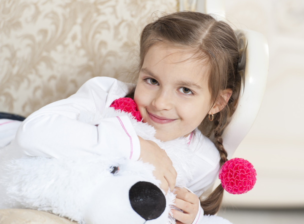 Chica feliz con oso de peluche en el sillón
 - Foto, Imagen