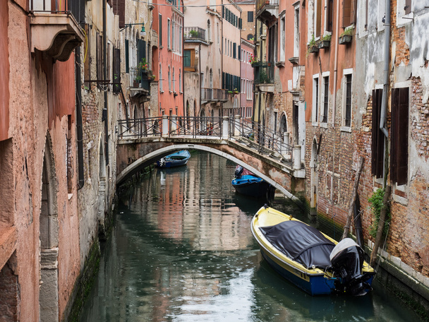 Veneza, Itália - 22 de maio de 2105: Vista de um canal lateral e edifício antigo
 - Foto, Imagem