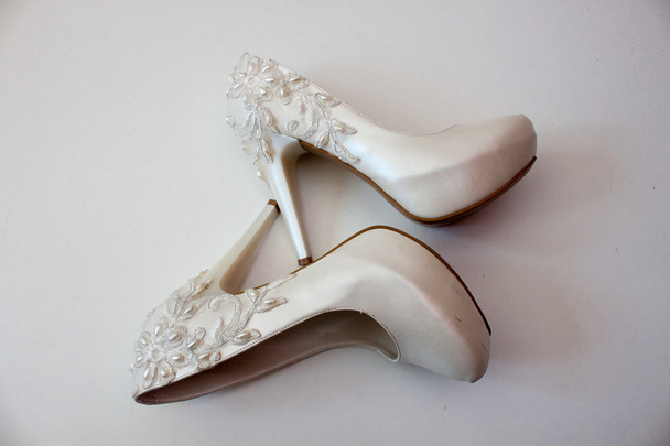 Zapatos femeninos blancos
   - Foto, Imagen