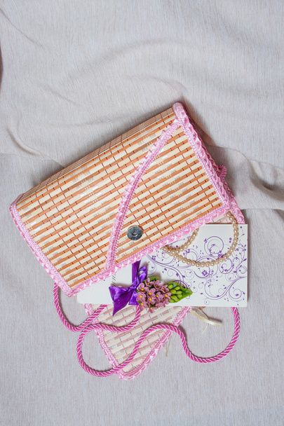 Жіноча сумка з прикрасами та вітальними листівками
 - Фото, зображення