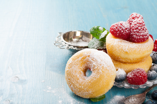 Утренний завтрак с пончиками и ягодами
 - Фото, изображение