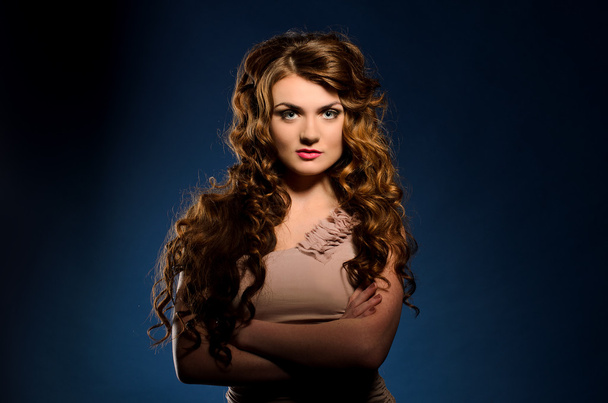 fiatal nő, vastag hullámos haj - Fotó, kép