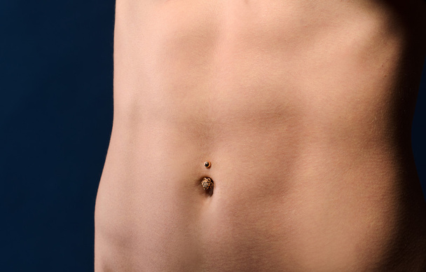 closeup τεντωμένη σπορ γυναικείας κοιλιάς - Φωτογραφία, εικόνα