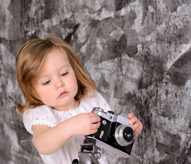 raf kapalı retro kamera ile küçük kız - Fotoğraf, Görsel