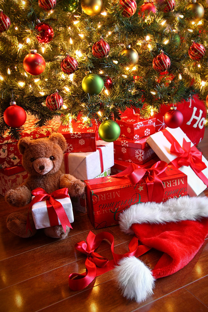 ajándékok a fa alatt karácsony - Fotó, kép