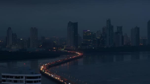 Uitzicht op de nacht Panama stad van verkeer auto's op de snelweg - Video