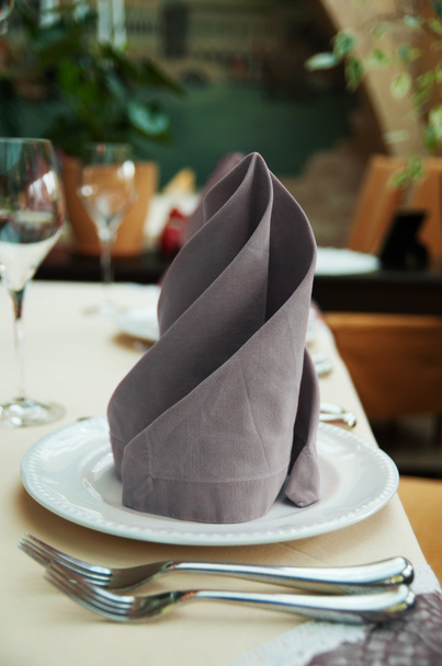 レストランでテーブルの上の灰色のナプキン - 写真・画像