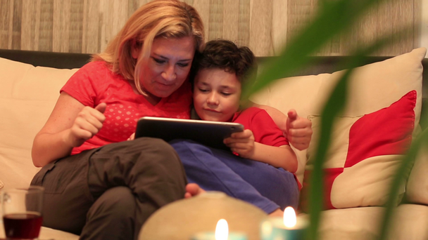 Μητέρα και γιος χρησιμοποιώντας ψηφιακή δισκίο - Πλάνα, βίντεο