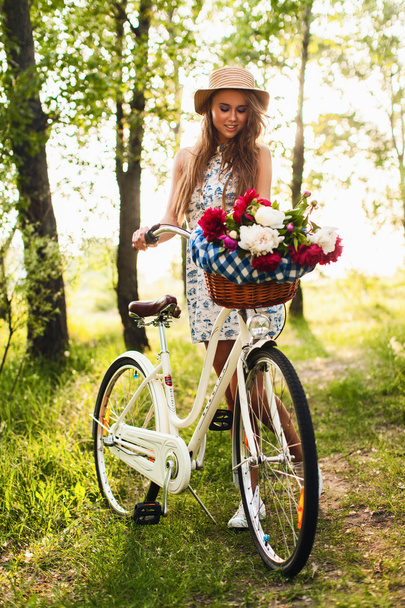 meisje in park met vintage fiets - Foto, afbeelding