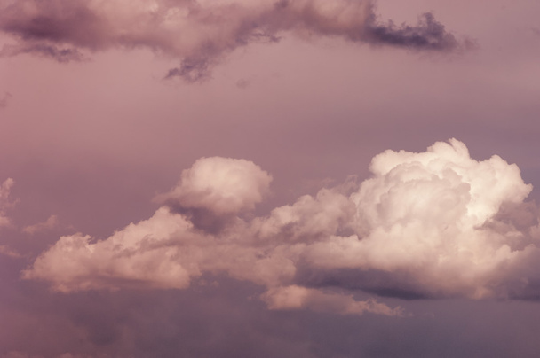 texturé, couvert. nuageux, nébulosité.couverture nuageuse, une masse de nuages couvrant la totalité ou la majeure partie du ciel. masse visible de vapeur d'eau condensée flottant dans l'atmosphère, généralement au-dessus du sol
.  - Photo, image