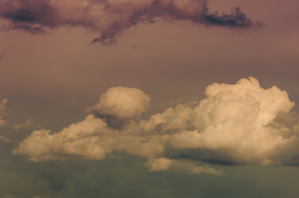 strukturiert, bedeckt. Wolkendecke, eine Wolkenmasse, die den gesamten oder den größten Teil des Himmels bedeckt. eine sichtbare Masse an kondensiertem Wasserdampf, der in der Atmosphäre schwimmt, typischerweise hoch über dem Boden.  - Foto, Bild