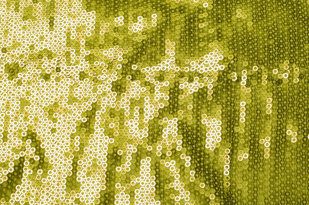Textur mit grünen Pailletten. eine kleine, glänzende Scheibe, die als eine von vielen zur Dekoration auf Kleidung genäht wurde - Foto, Bild