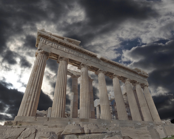 Acropole d'Athènes Grèce, temple antique du Parthénon sous un ciel nuageux
 - Photo, image