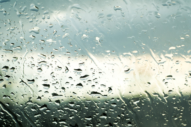 ガラスに雨の滴。自動車用ガラスの雨滴 - 写真・画像
