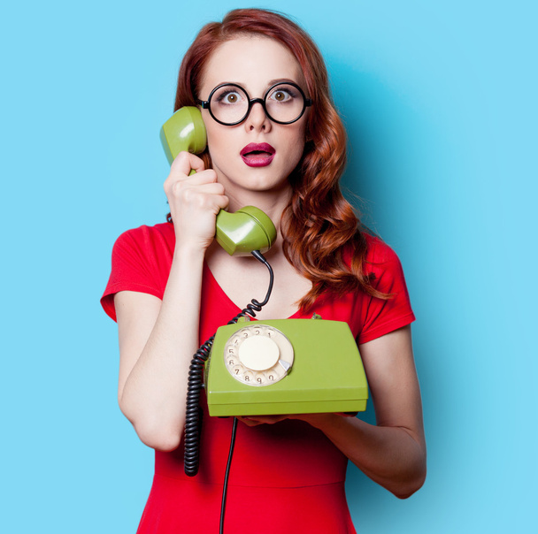 Tyttö punainen mekko vihreä dial puhelin
 - Valokuva, kuva