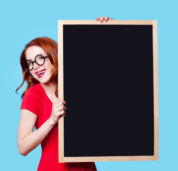meisje in een rode jurk met blackboard - Foto, afbeelding