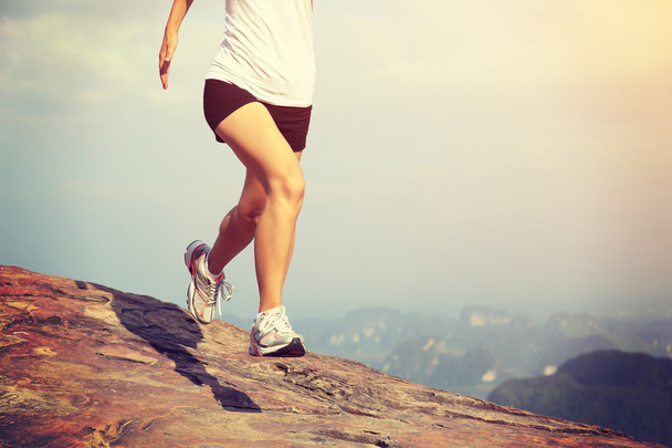 Nuori nainen juoksee vuorella
 - Valokuva, kuva
