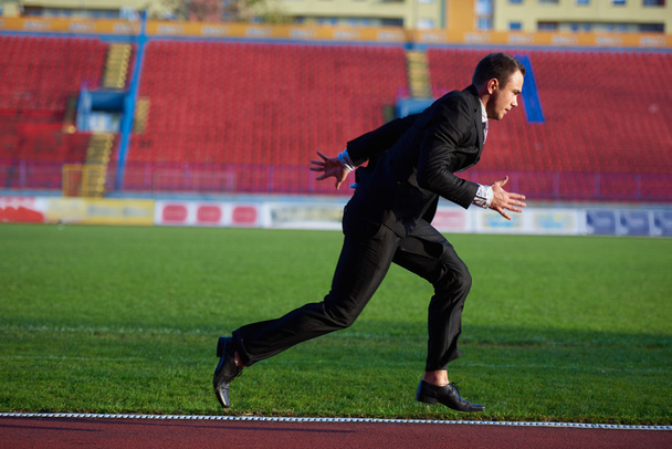 Uomo d'affari pronto a correre
 - Foto, immagini