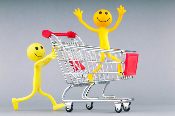 winkelwagen en gelukkig smilies - Foto, afbeelding