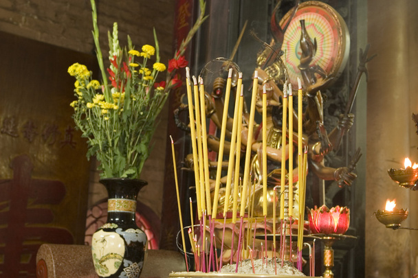 buddhista oltár és a tömjén - Fotó, kép