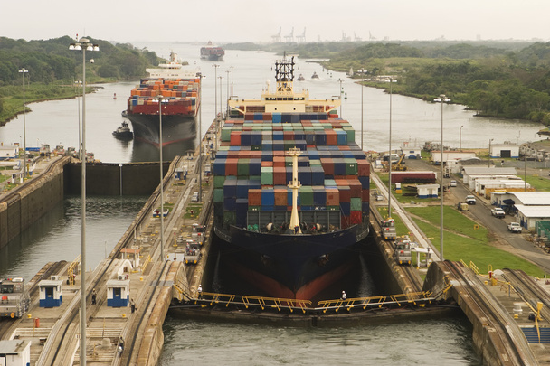 Schiffe fahren in Panamakanal ein - Foto, Bild