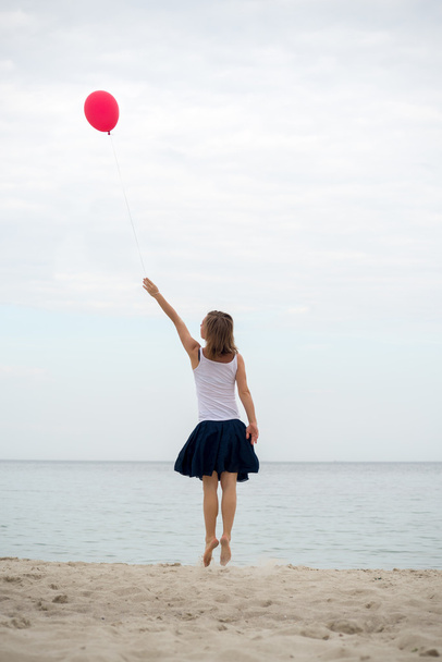 Boldog lány gazdaság hőlégballon  - Fotó, kép