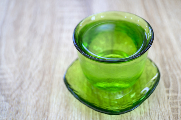 Vintage zöld pohár vízzel - Fotó, kép