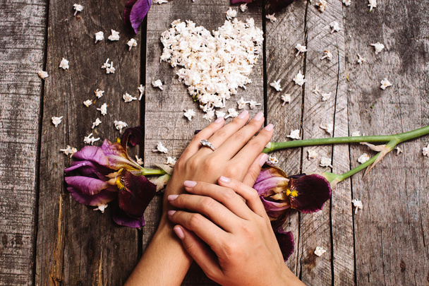 кольцо предложения на руке крупным планом с формой сердца белой сирени fl
 - Фото, изображение