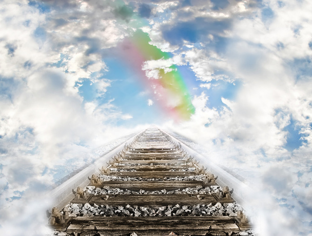 Železnice vedoucí k zatažené obloze a rainbow - Fotografie, Obrázek