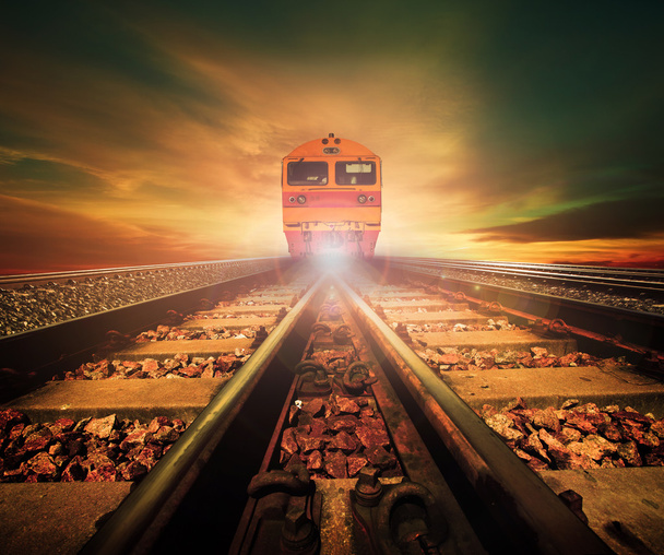 поїзди на стику залізничної колії в залізничній станції Авейнс
 - Фото, зображення