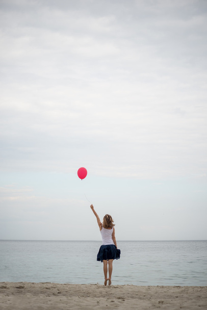 glückliches Mädchen mit Luftballon  - Foto, Bild