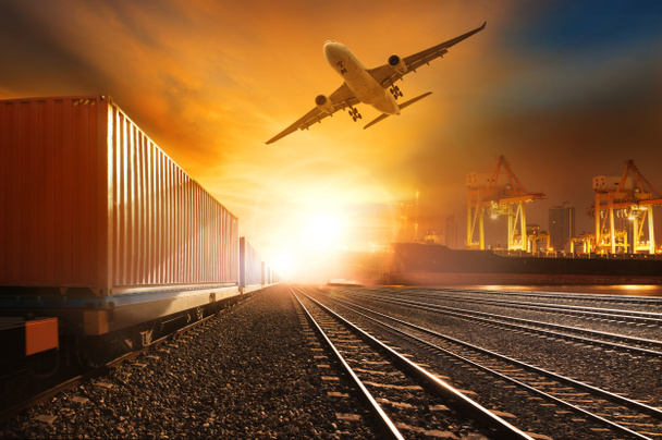 průmysl kontejner trainst běží na železniční trať a konzultační - Fotografie, Obrázek