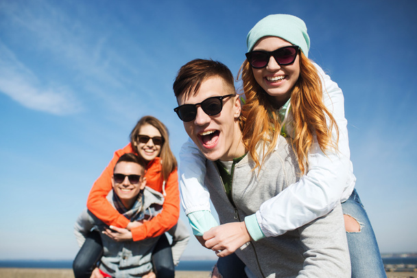 щасливі друзі-підлітки розважаються на відкритому повітрі
 - Фото, зображення