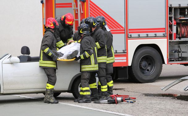 пожарные освобождают раненых после автомобильной аварии
 - Фото, изображение