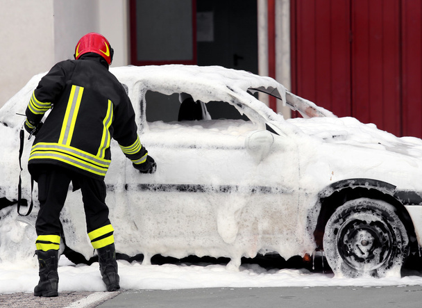 coche lleno de espuma después de apagar el fuego
 - Foto, imagen