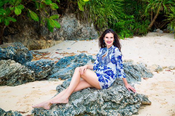 Menina bonita jovem na praia de uma ilha tropical. Verão v
 - Foto, Imagem