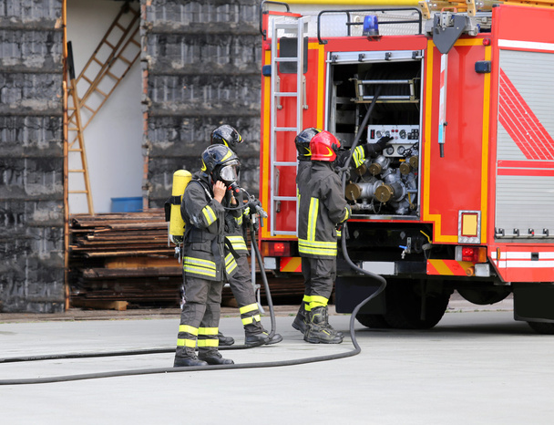 bomberos con aparato respiratorio
 - Foto, imagen