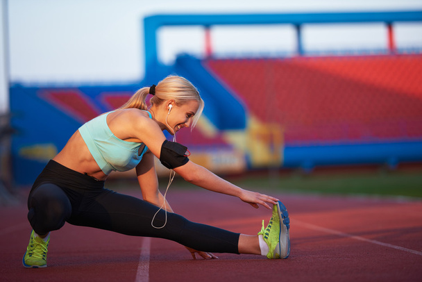 sporty woman on athletic race track - Fotografie, Obrázek