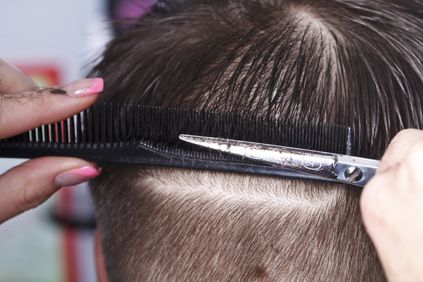 O mestre o cabeleireiro faz um hairdress
 - Foto, Imagem