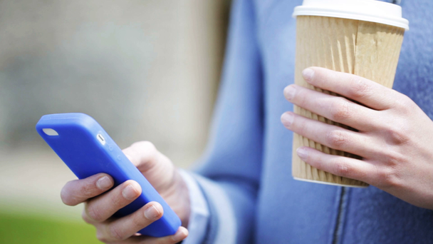 mãos mulher com xícara de café e smartphone
 - Filmagem, Vídeo