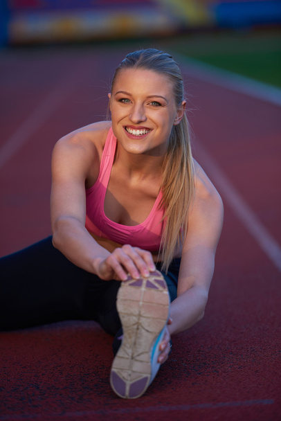 sporty woman on athletic race track - Foto, afbeelding