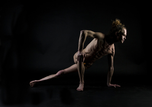 mladý muž cvičí jógu - Fotografie, Obrázek