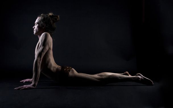 молодой человек, практикующий йогу - Фото, изображение