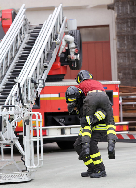 firefighters in the fire truck basket during the practice of tra - Foto, afbeelding